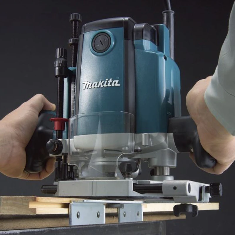 Фрезер электрический Makita RP1800F (мощность 1850 Вт глубина хода 70 мм цанга на 12 мм) |