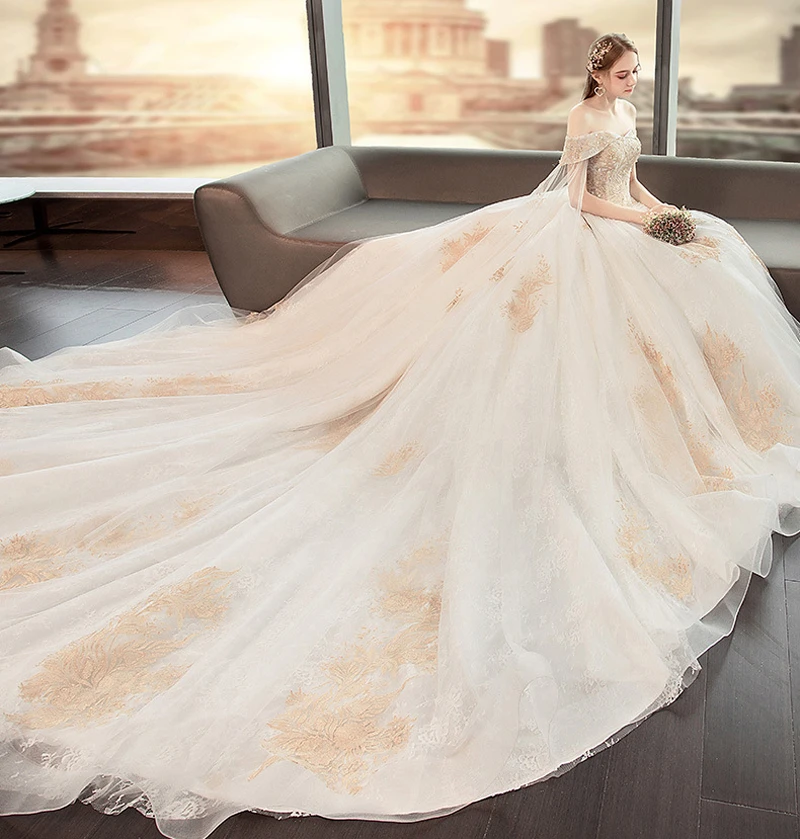 Женское свадебное платье со шлейфом кружевное с рукавами крылышками роскошное