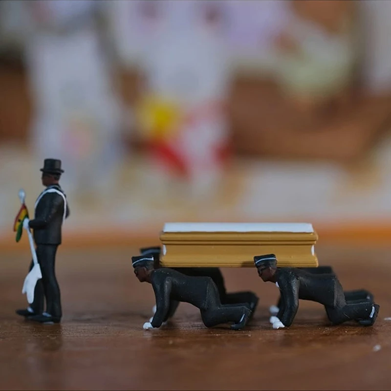 

Новый горячий черный человек держит гроб и делает полный набор модельных кукол