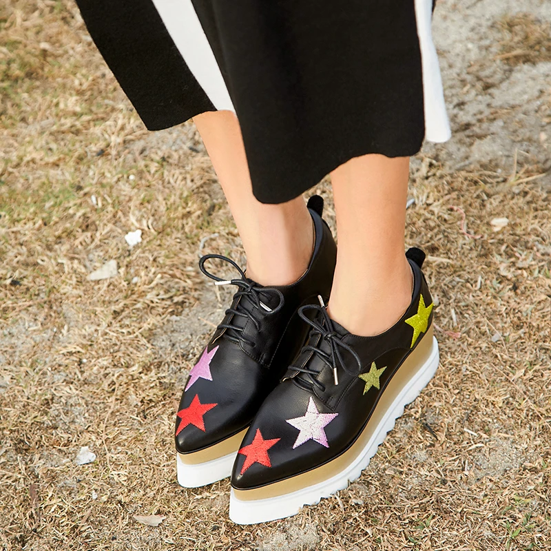 Женские туфли-оксфорды из натуральной кожи на танкетке с острым носком женские