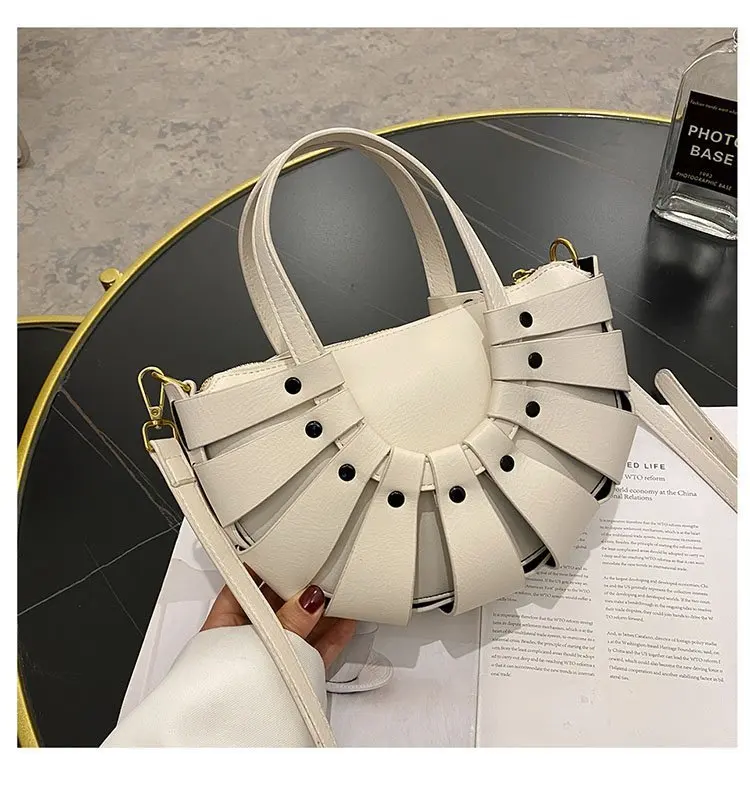 

2021Summer Round Shoulder BAG RETRO New Rattan Bag Bohemia Beach Fashion Semicircle