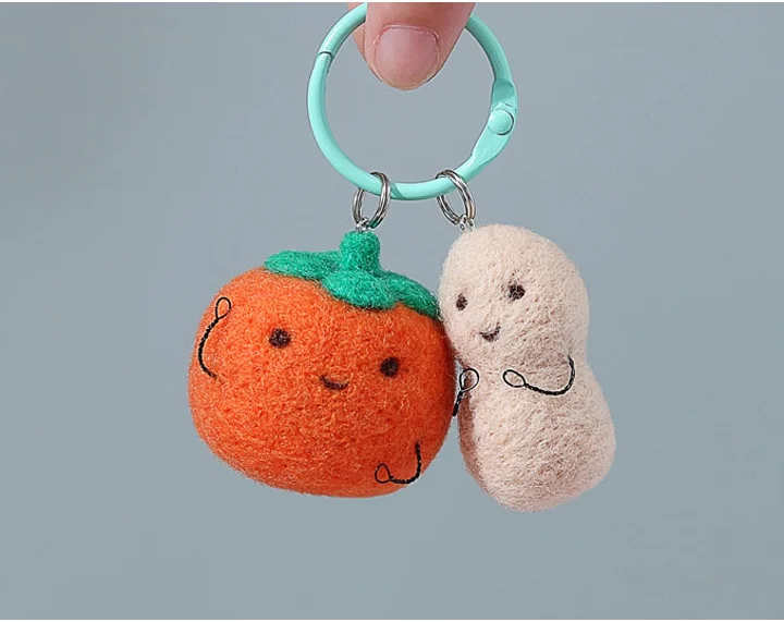 

Подвеска для рукоделия из шерсти и войлока