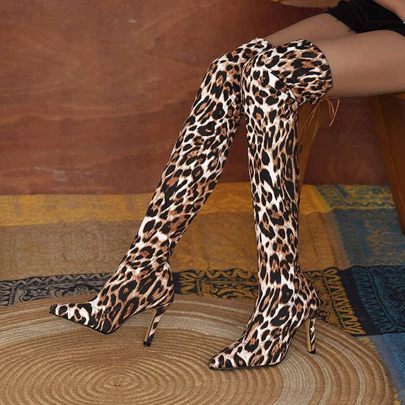 

Женские леопардовые сапоги выше колена, высокие сапоги на высоком каблуке, с острым носком, пикантная Клубная обувь