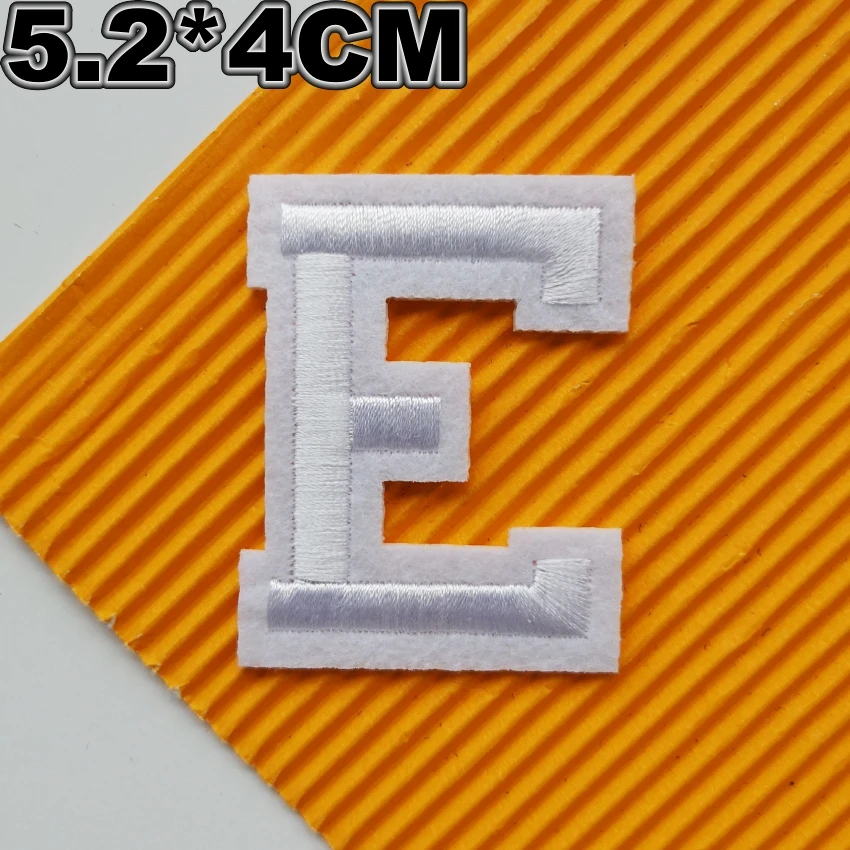 Компьютерной вышивки нашитая буква с вышитыми белыми Алфавит значки надписями в