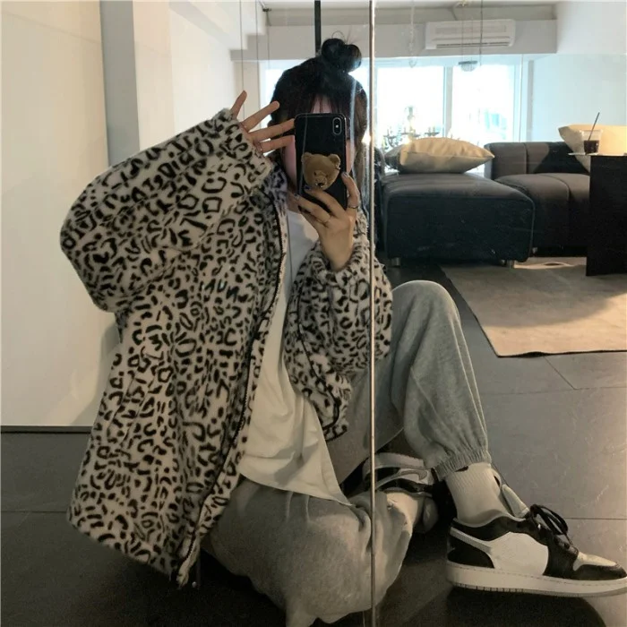 

Leopard Print Stand Collar Warm Thickened Jacket Loose Design in Winter Lamb Wool Zipper Top Women's Fashion