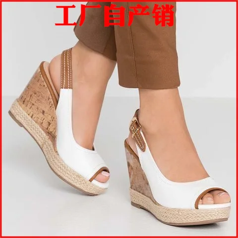 

Сандалии на высоком каблуке, с ремешком сзади