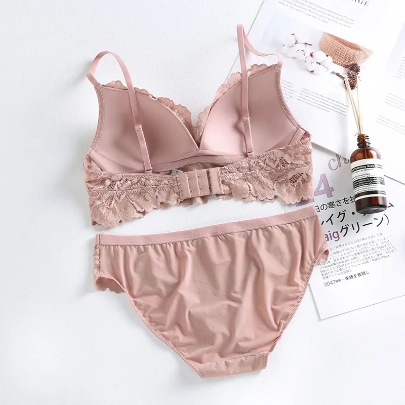 Комплект с мягким тонким кружевным бюстгальтером и трусиками комплект