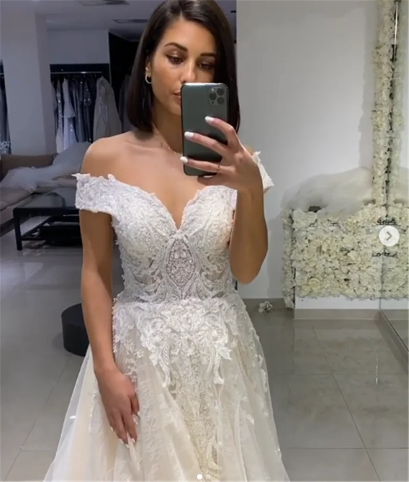 Элегантное кружевное свадебное платье с V образным вырезом и рукавами крылышками