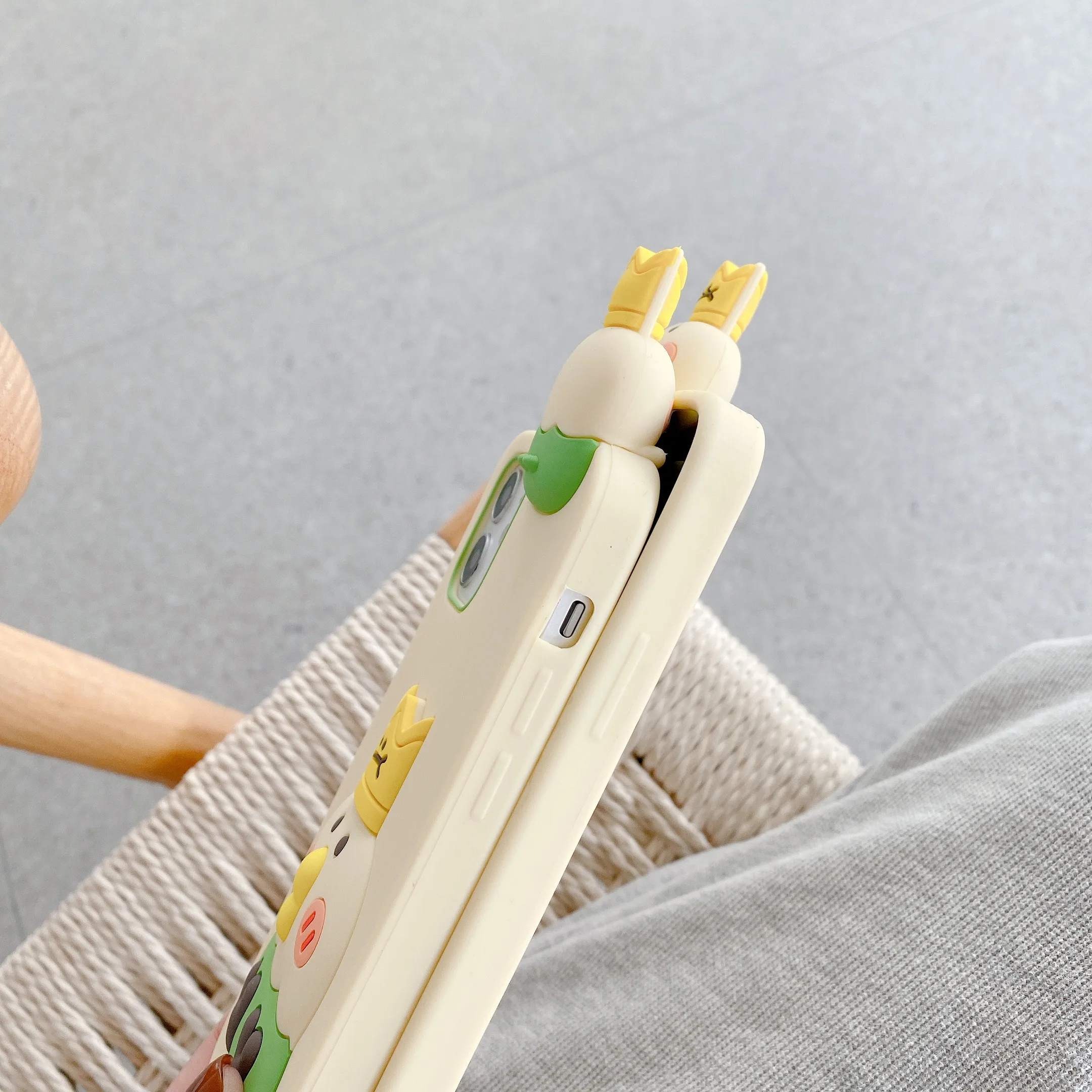 

The pattern of the little chicken pendant is suitable for iPhone 11 and iPhone 12 series mobile phone cases