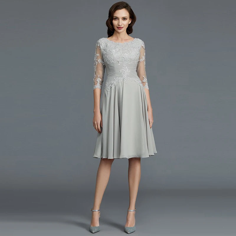 

Graceful Silver Short Lace Jewel Neck Mother of the Bride Dresses With Three Quarter Sleeves Wedding Guest Dress Knee Length