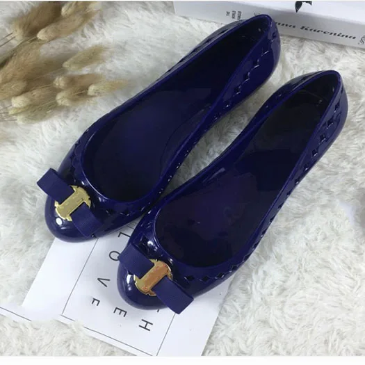 Синий Women Dress Shoes Peach Peacock Flats Metal Drop Shipping Hollow Out Slip On Jelly Round Toe Bow Breathable Cute Patent Leather - Цвет: Синий