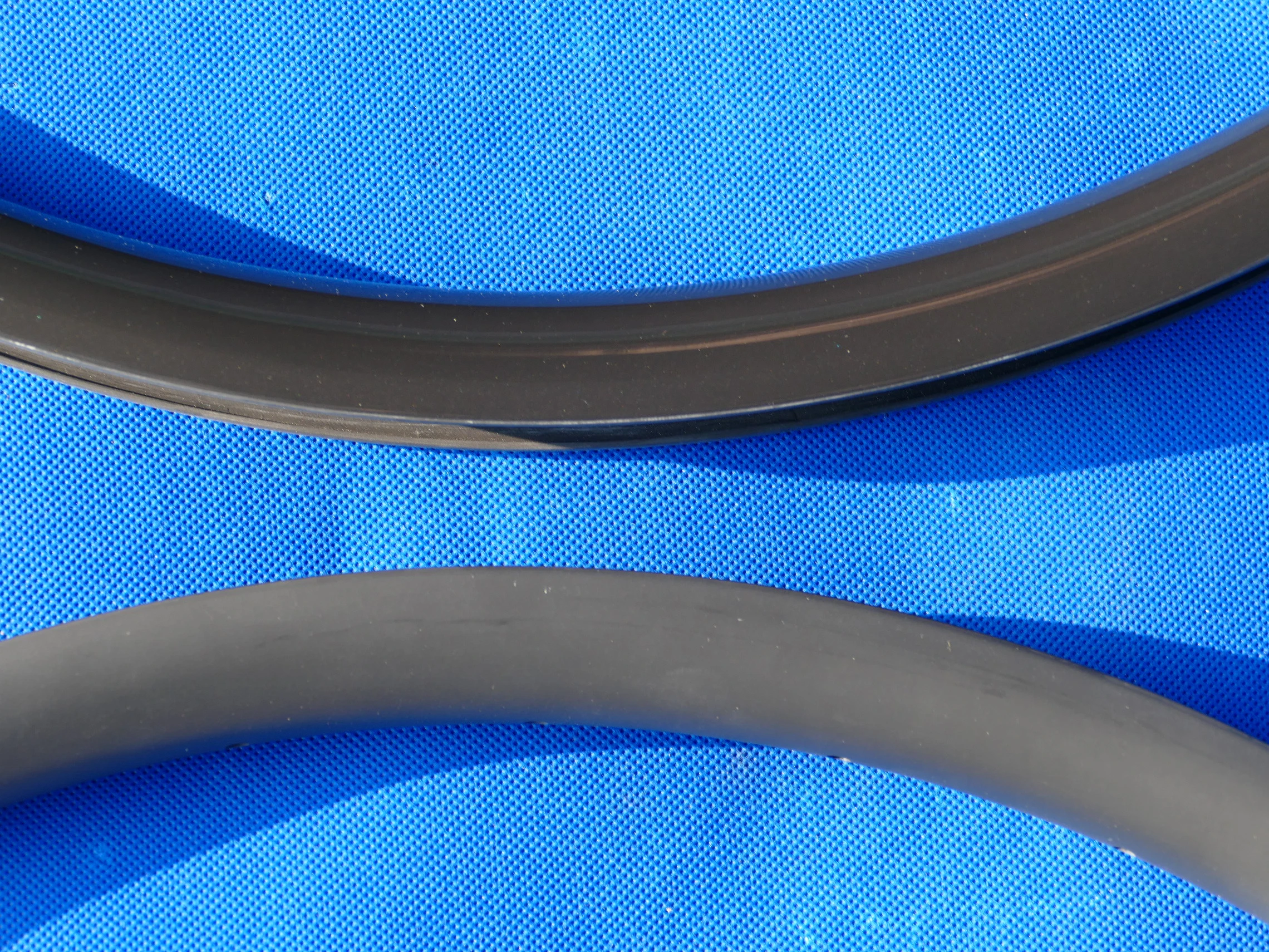 В комплект входит 1 пара ободов (передние и задние) полностью из углеродного