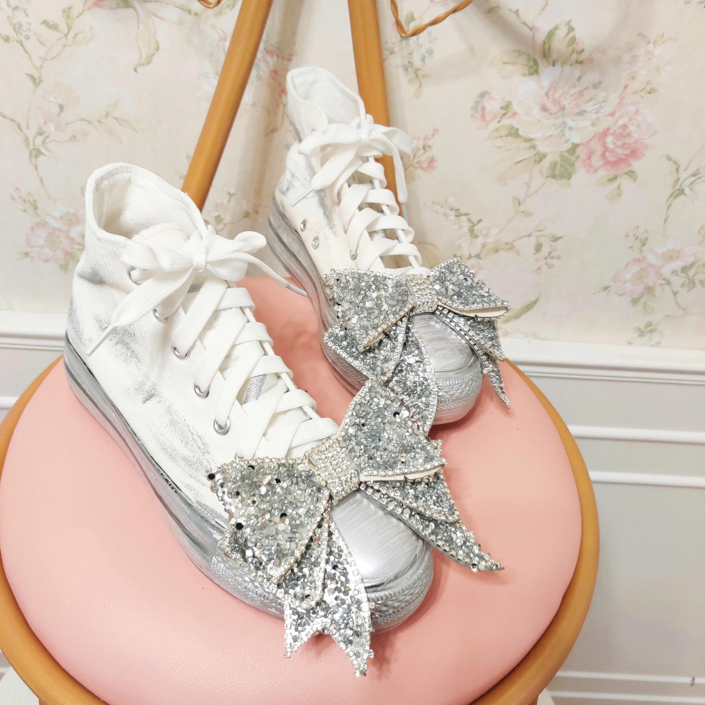 

Новинка 2021 парусиновые туфли с высоким верхом женские туфли со стразами и бантом в европейском стиле модная женская обувь на шнуровке