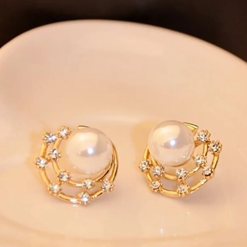 Женские золотые серьги гвоздики блестящие круглые с жемчугом и стразами 1 пара