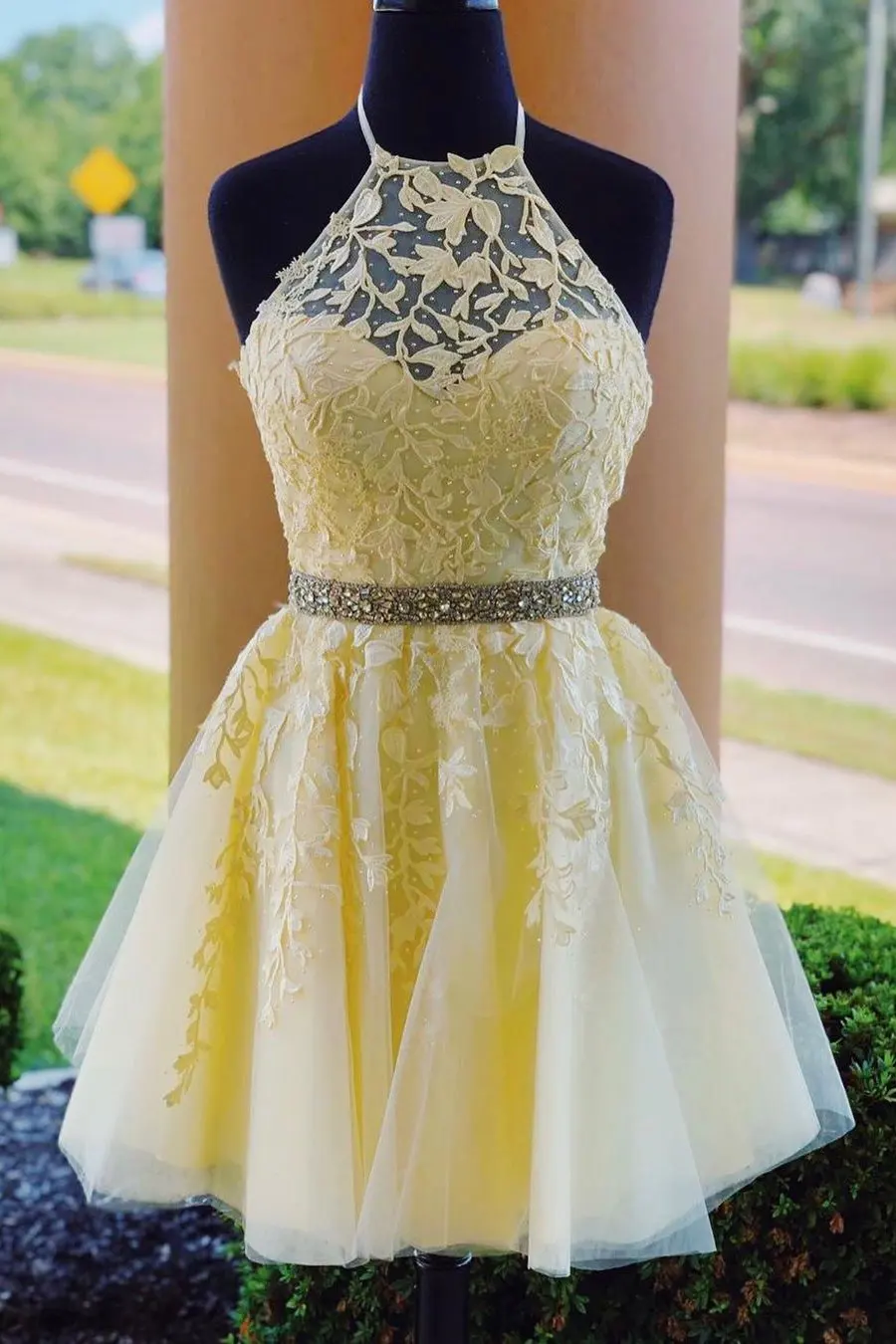 

Yellow Halter Homecoming Dress Short Lace Beading A Line Sleeveless Cocktail Dress Junior Vestidos De Graduacion Talla Grande