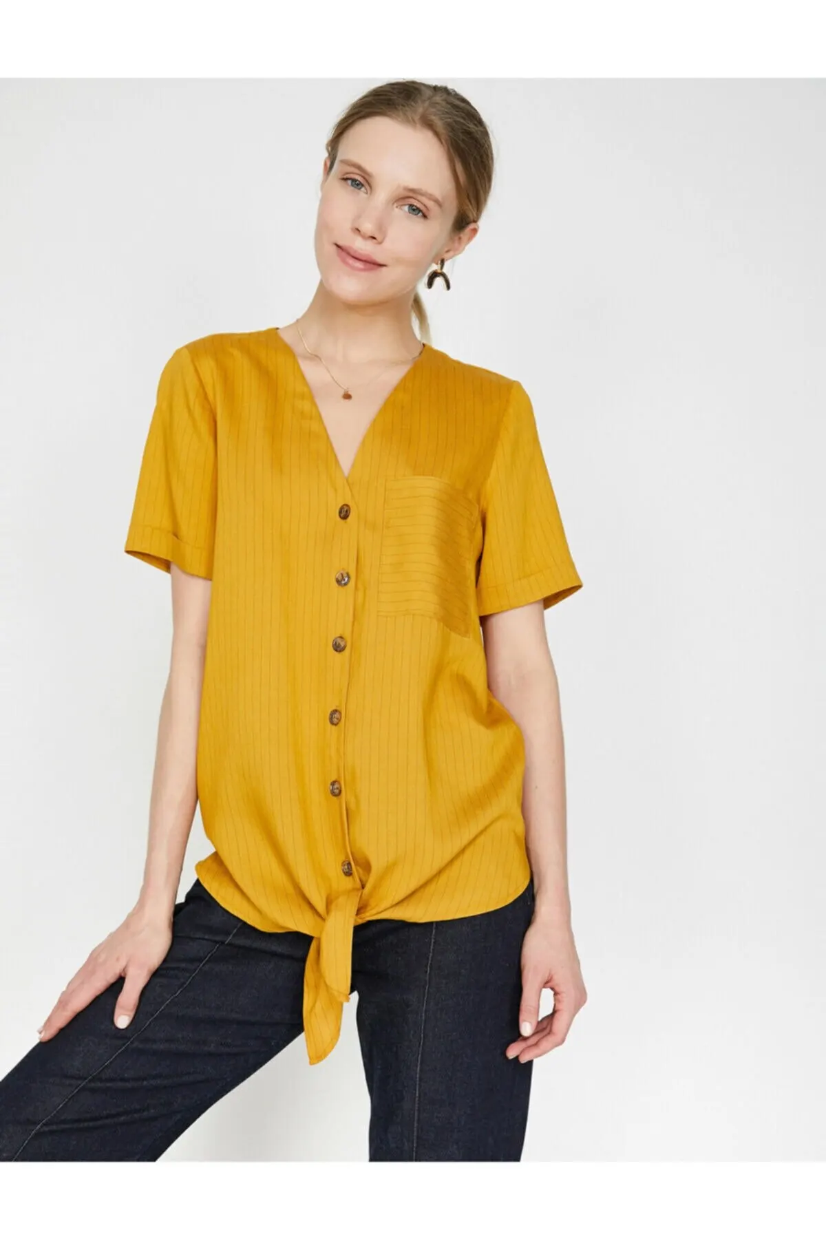 

Женская желтая рубашка с V-образным вырезом и коротким рукавом