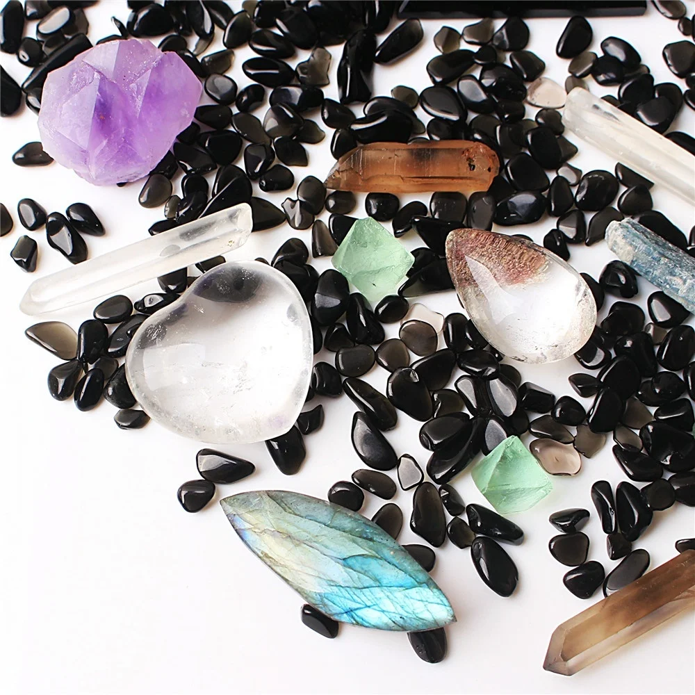 Множество смешанных природных кварцевых кристаллов обсидиан обелиск шар гравий