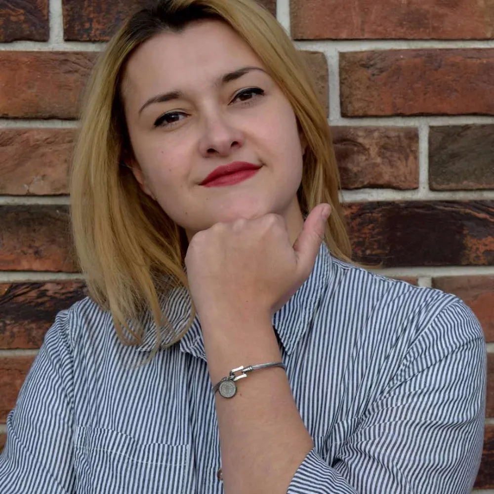 

Hot Sale Gold Color Stainless Steel Simple Round Cross and Madonna Tag Charm Bangle Bracelet for Women Fashion Jewelry Wholesale