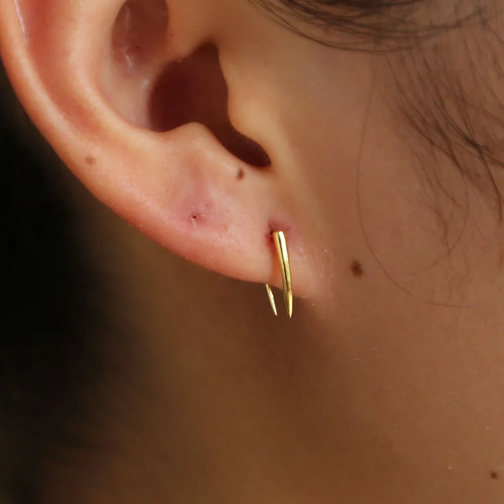 Простой Рог серьги гвоздики золотого цвета 925 стерлингового серебра материал