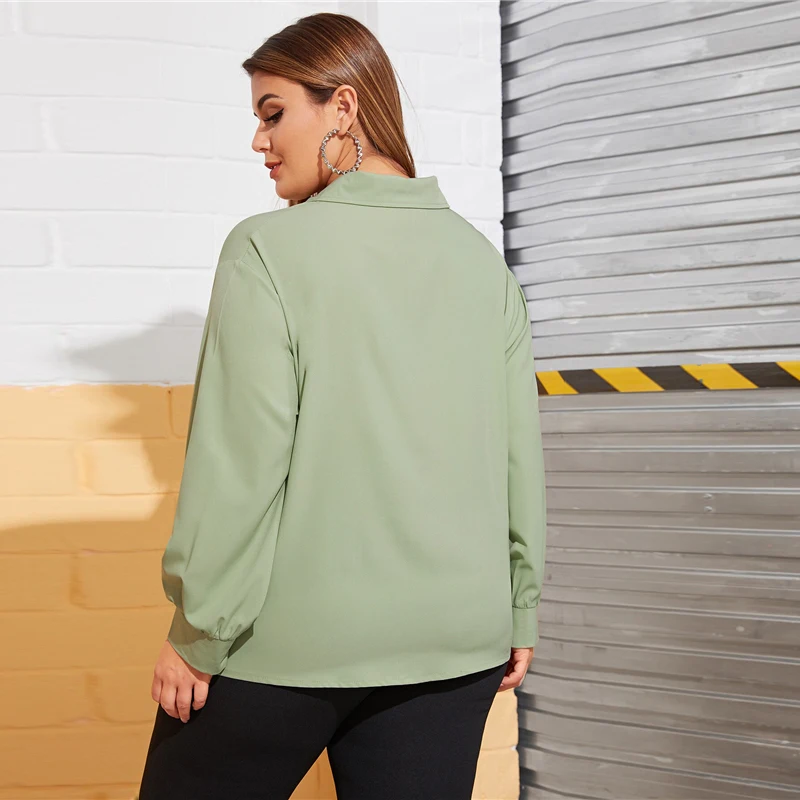SHEIN плюс Размеры зеленый с передним карманом: Однотонная рубашка, блуза Для женщин Демисезонный отложной воротник длинный рукав Повседневное плюс Топ Блузки