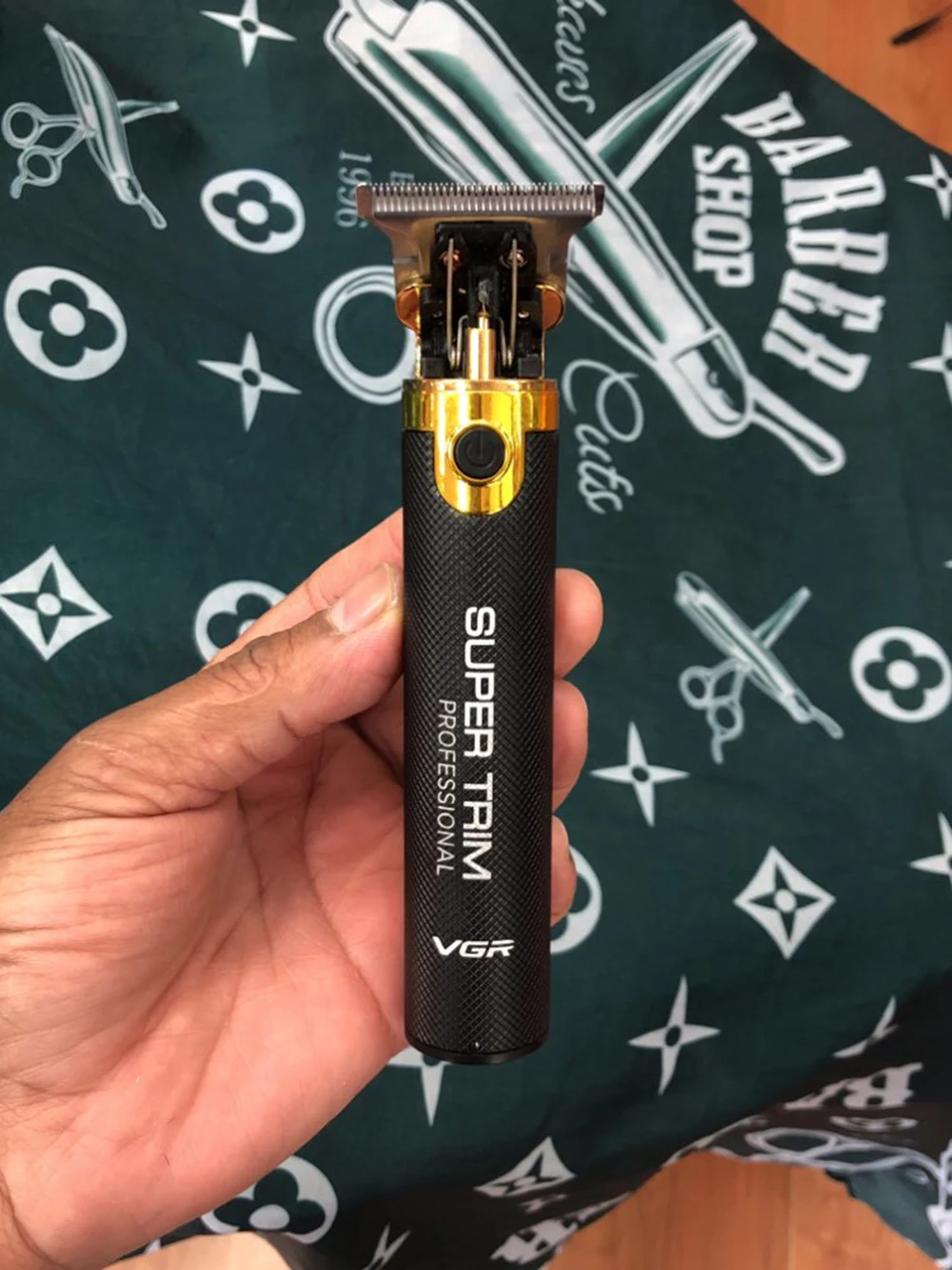 

Парикмахерская Машинка для стрижки волос со светодиодным экраном, моющаяся электрическая машинка для стрижки волос, перезаряжаемая профес...