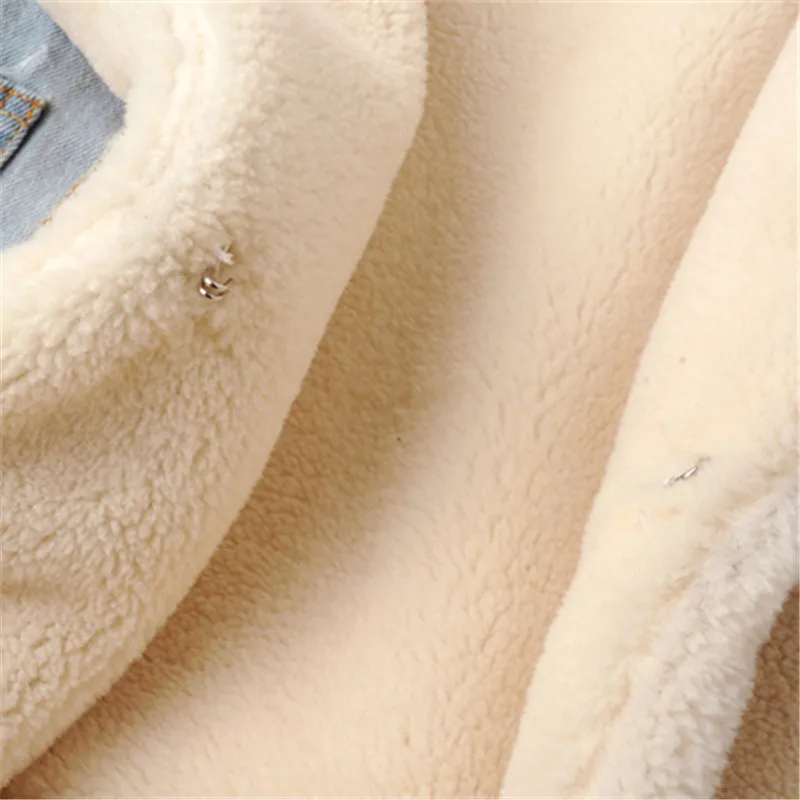 Женская джинсовая куртка зимняя короткая из овечьей шерсти свободного кроя с