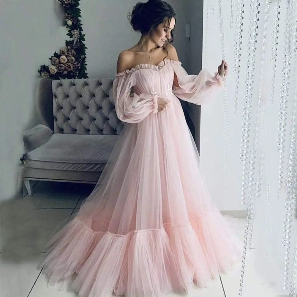 Женское платье с открытыми плечами и пышными рукавами для выпускного вечера