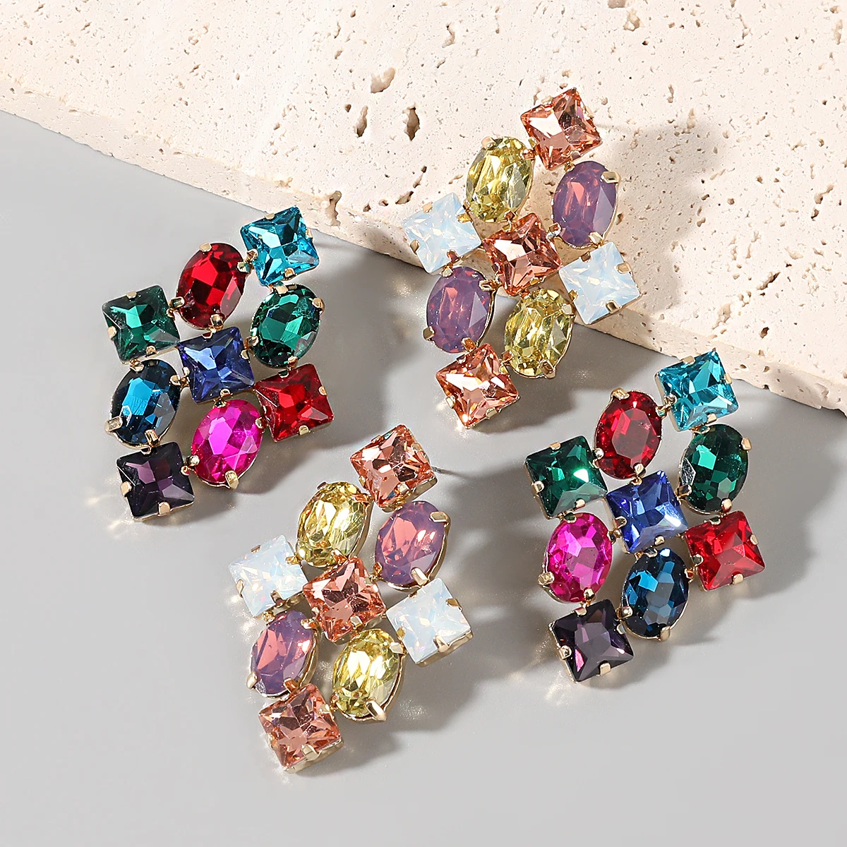 

2021 Fashion Metal Glass Diamond Earrings School Party Shiny Stud Earrings Winter Women's Simple Classic Accessories
