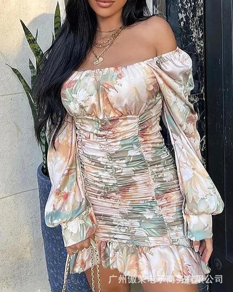 

Женское мини-платье с цветочным принтом, открытыми плечами и длинным рукавом