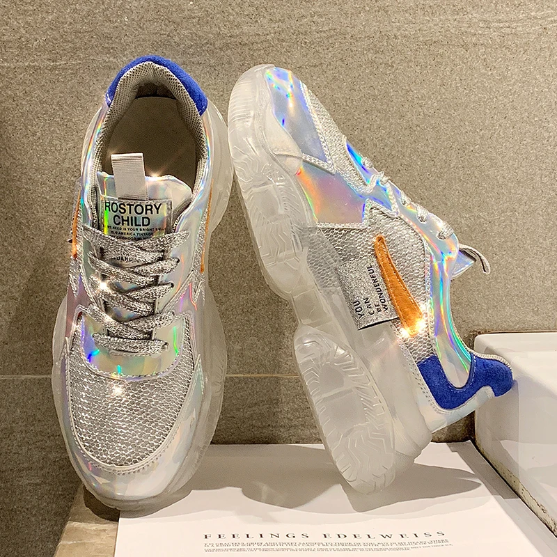 Женские кроссовки с прозрачным каблуком серебристые со стразами модная