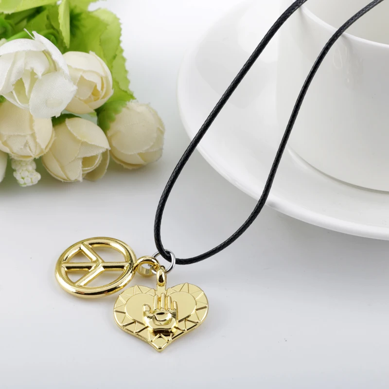 

JJ Bizarre Adventure Kujo Jotaro Palm Key Chain Peace Sign Alloy Keychain Accessories Key Ring Charms Keychains for Ladies