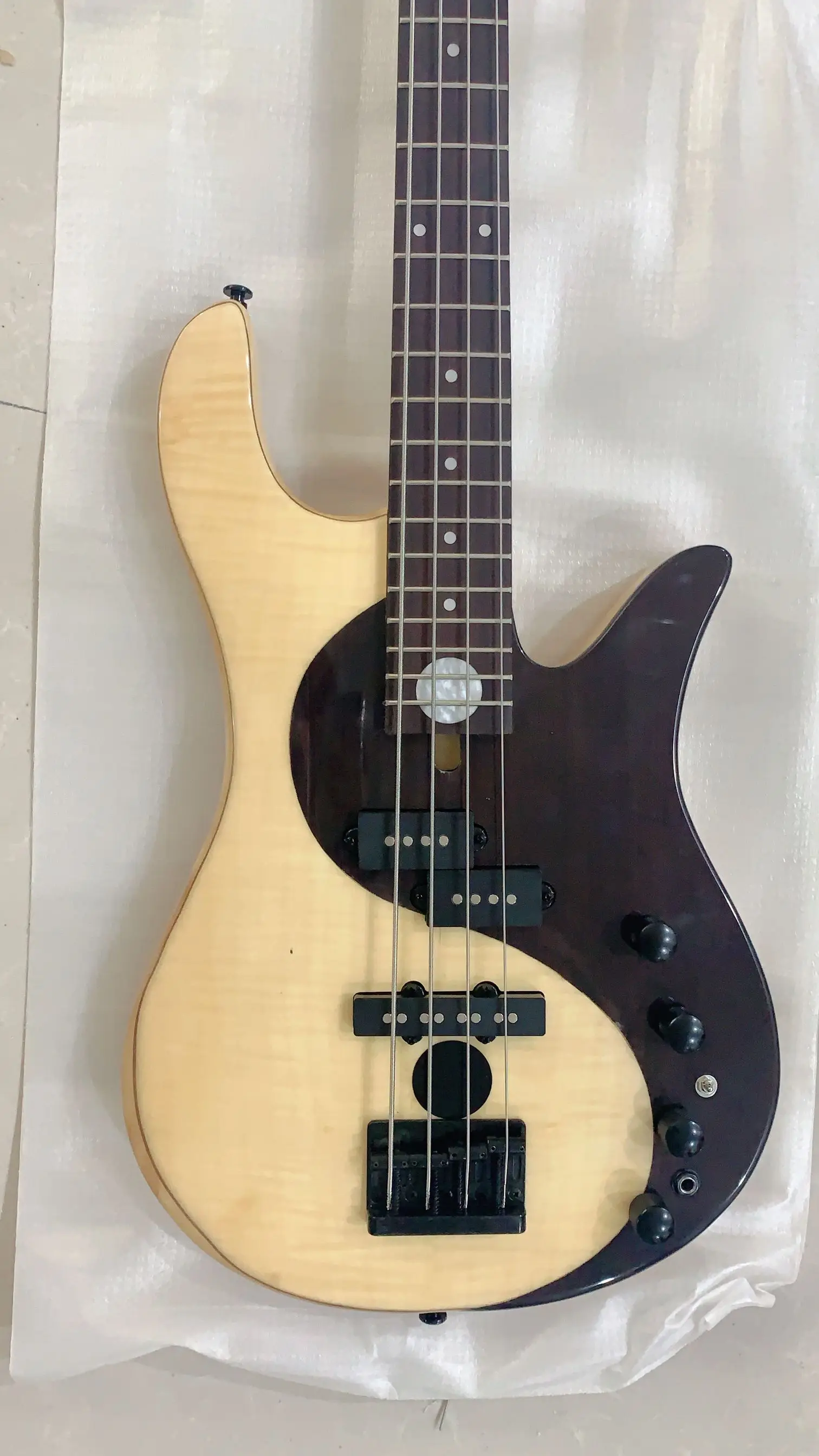 Инь и Ян Тай Чи пламя бежевый ольхи тела 4-струнная бас-гитара бабочка Роскошная