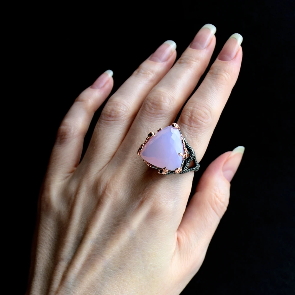 Высококачественное кольцо с розовым камнем черного и золотого цвета без свинца