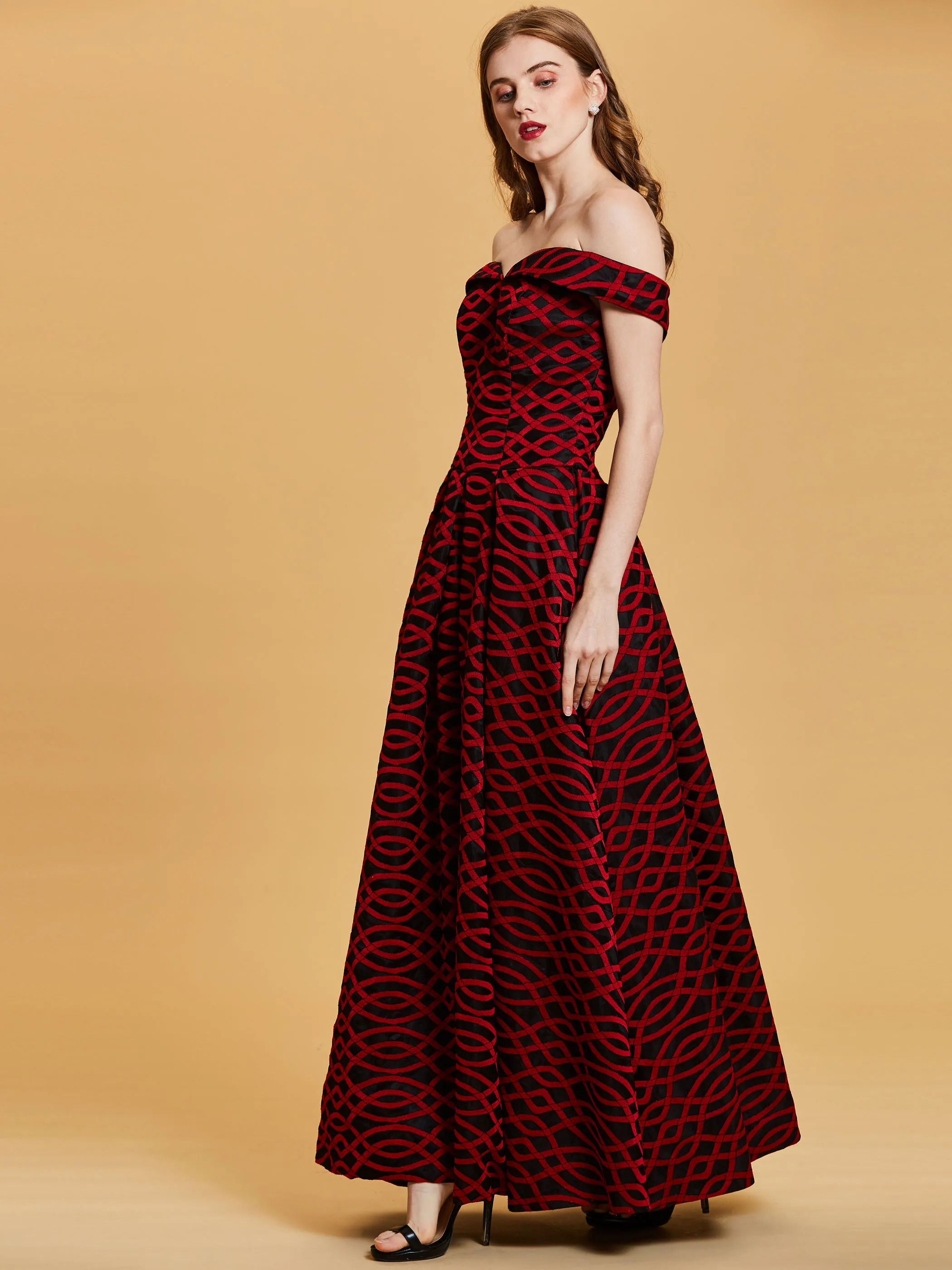 Женское длинное вечернее платье на молнии с открытыми плечами красные