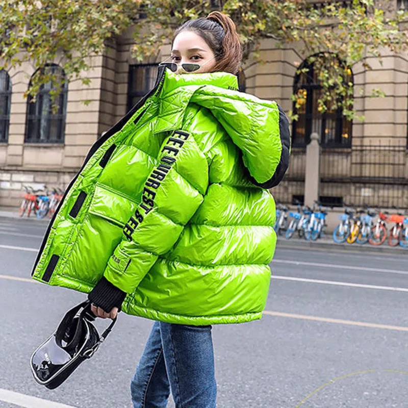 Женский короткий пуховик с капюшоном теплый на белом утином пуху надписью