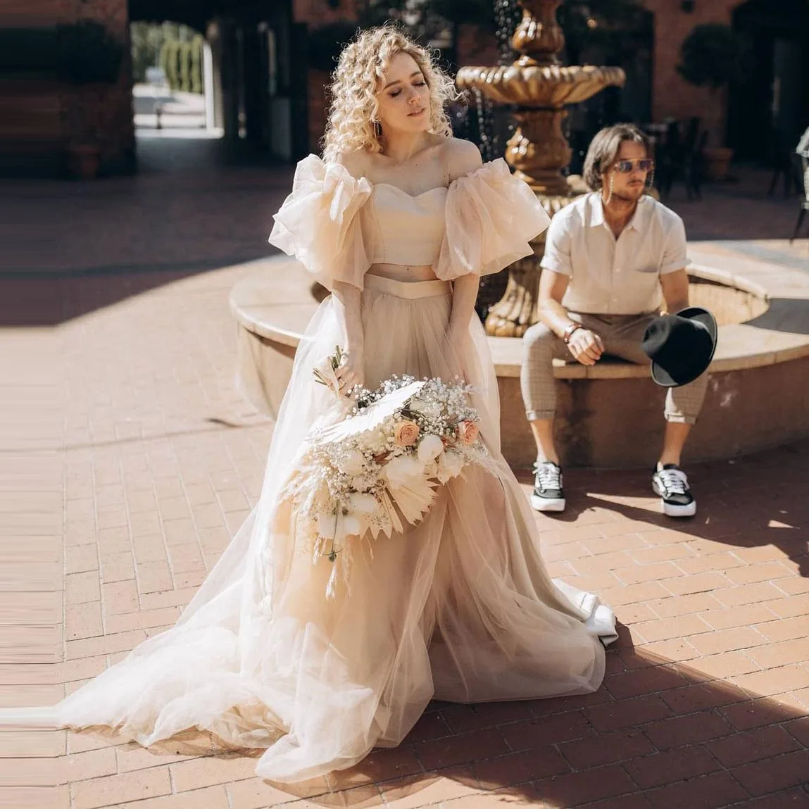 

Champagne Off-Shoulder Wedding Dress Two Piece Set Sweetheart With Buttons Layered Tulle Ball Gown Skirts Floor Evening Skirts