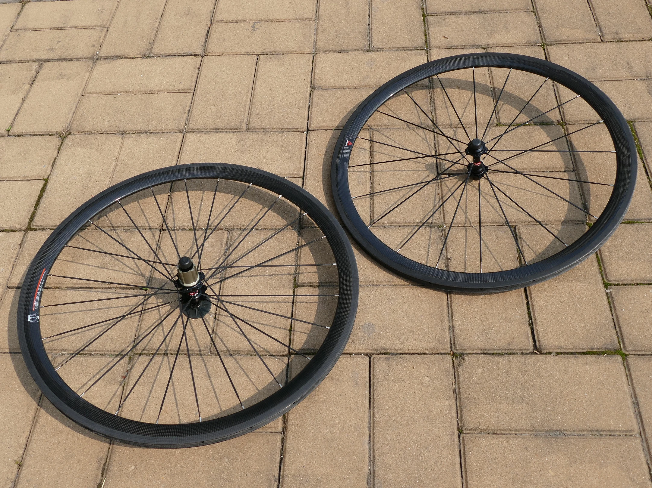 

TW3 High Quality Brand New Full Carbon Road Bike Tubular Wheelset (Basalt Brake Side) Wheel Rim Depth 38mm Width 23mm