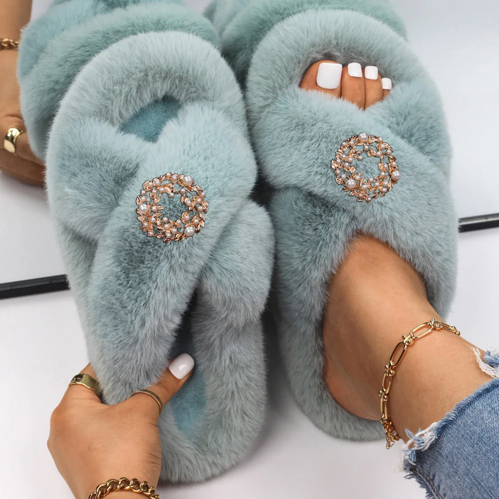 Women Fluffy Slides Faux Fur Flip Flops Pearl Wreath Indoor Slippers Designer Sandals Plush Slippers Luxury 2021 Winter Shoes