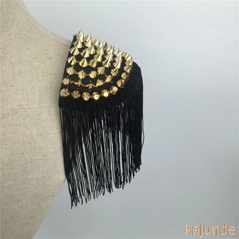 Комплект одежды из 2 предметов красный/белый/черный с бахромой и эполетами модная