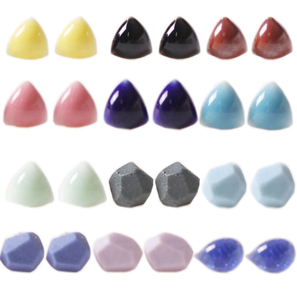 Небольшие керамические серьги-гвоздики в виде капли воды с трещинами ручной