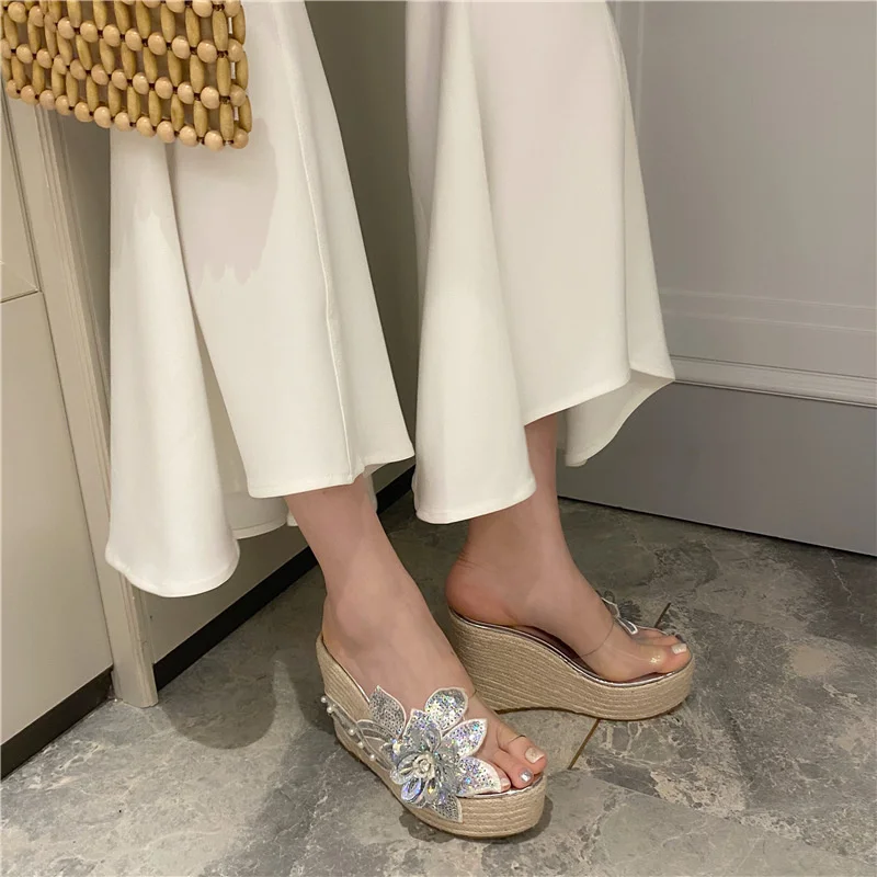 

Women's Slippers Wedge-heel With Transparent Petals Design Fashion Outdoor Sandals 2022 New Travel Must-have Ladies Shoes