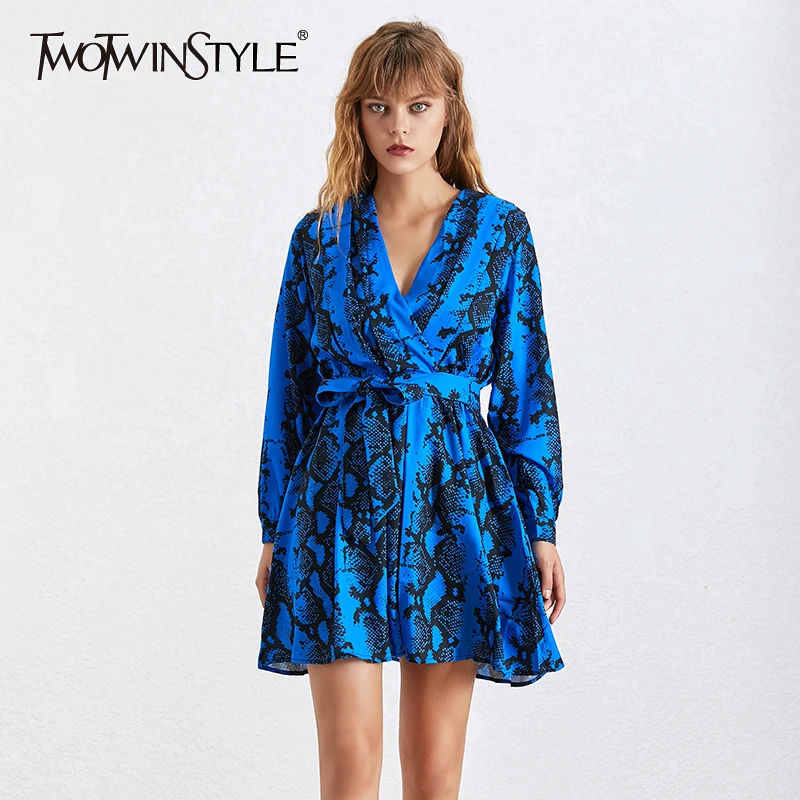 Женское мини платье TWOTWINSTYLE белое со змеиным принтом v образным вырезом длинными