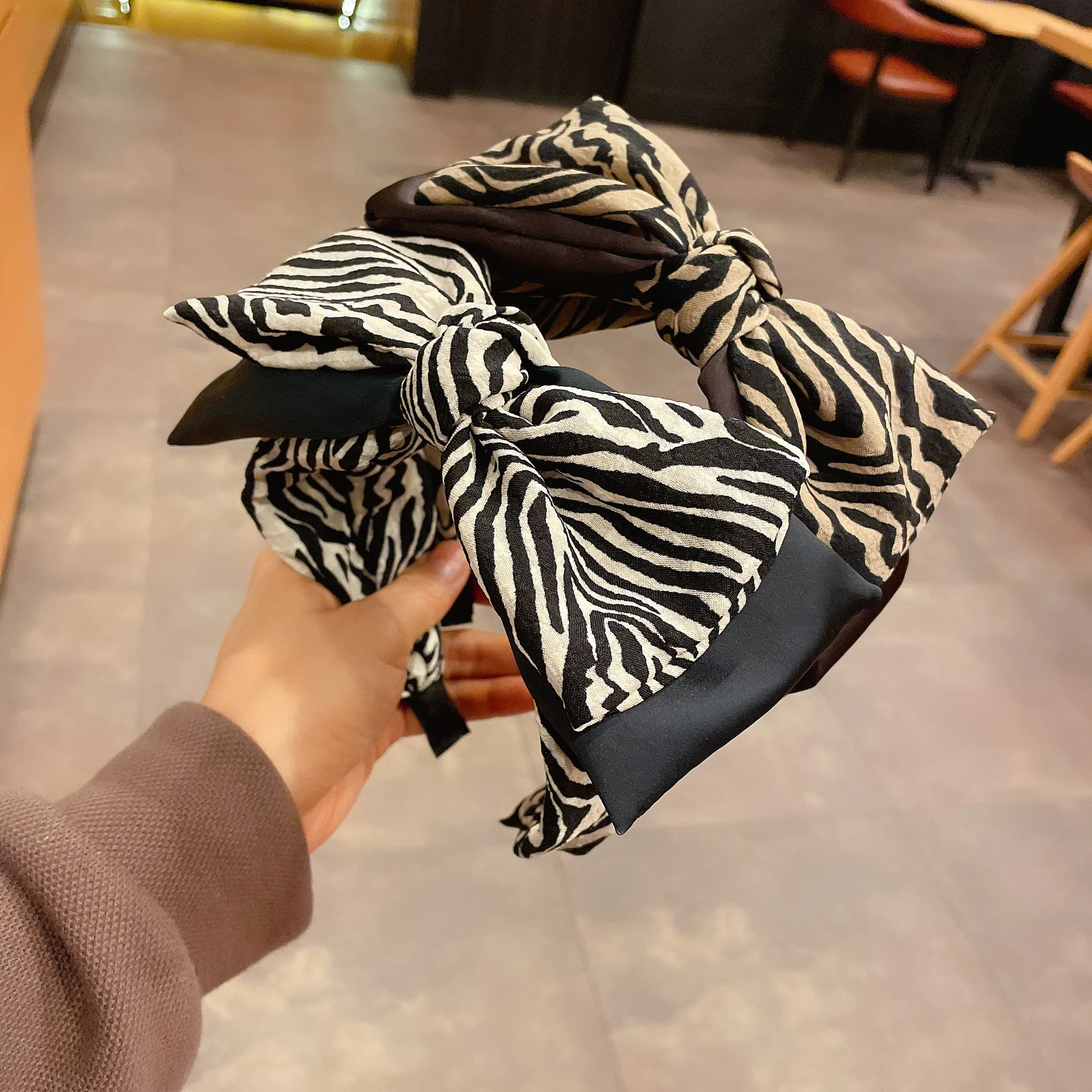 

Новинка 2021, Женская широкая повязка для волос с узлом, бандана из ткани «Зебра», заколка для волос с бантом, тканые аксессуары для волос для д...
