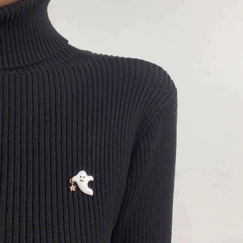 Женские асимметричные серьги кольца с белыми привидениями эмалированные в виде