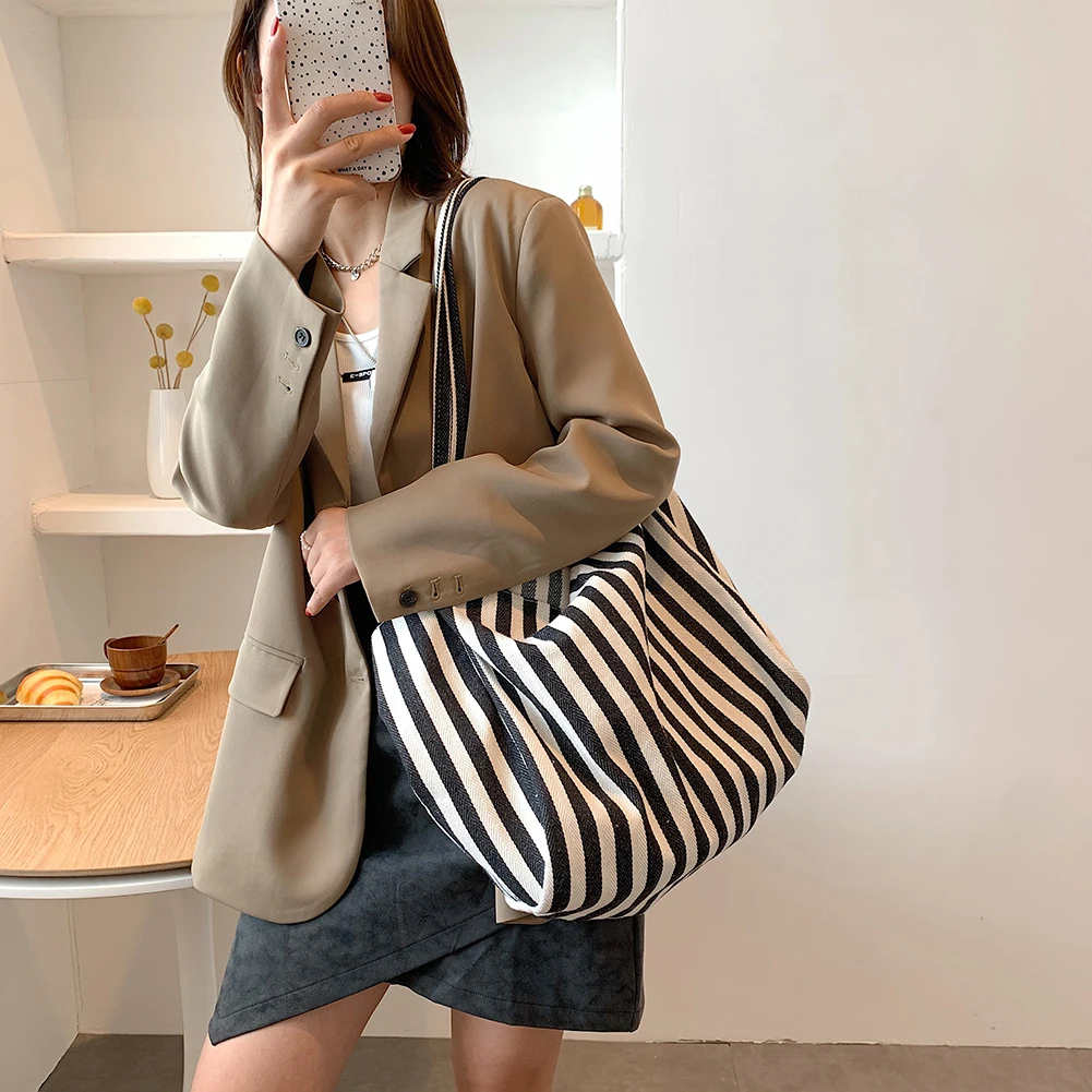

Женская сумка в стиле ретро, дизайнерская Повседневная сумка на плечо с принтом в полоску для покупок, вместительная сумочка, подарок для др...