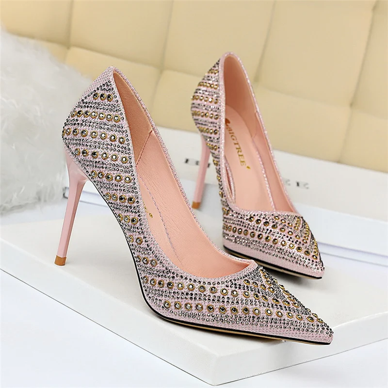 Женские туфли-лодочки с заклепками розовые или белые туфли на высоком