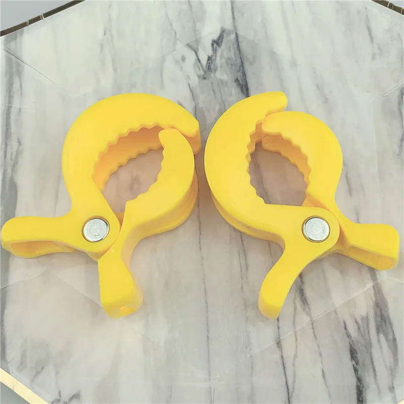 Yellow 2 шт./лот, красочные аксессуары для автомобильных сидений, пластиковая коляска, игрушечный зажим, детская коляска для поездок, прищепка к Крючку, покрывало, москитная сетка, зажимы - Цвет: Yellow