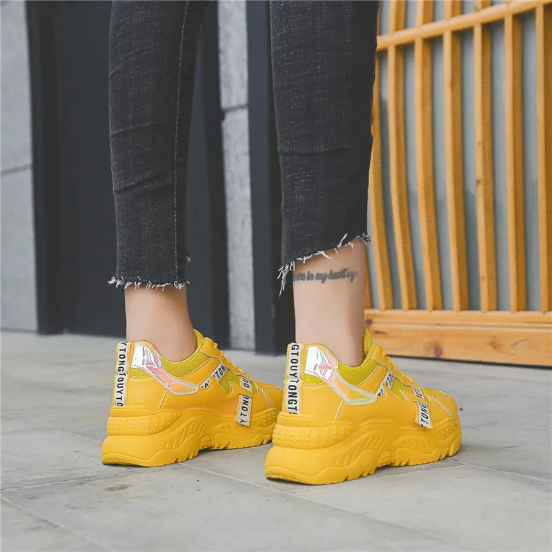 Новинка Классические стильные женские кроссовки на шнуровке Женская спортивная