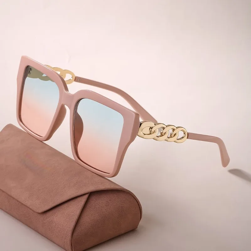 

Очки солнцезащитные женские с цепочкой и дужками из сплава