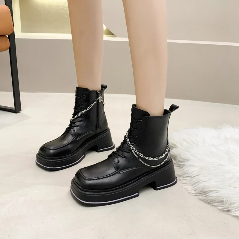 

Ботинки мартинсы на толстой подошве, женские осенне-зимние ботильоны с жемчужной цепочкой в европейском и американском стиле, новинка 2021, б...